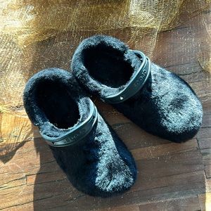 Black, furry, lined, size 8 Crocs